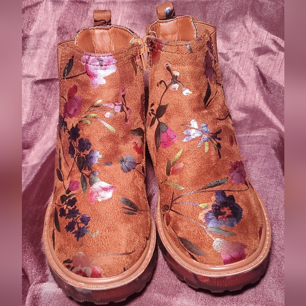 These are the Steve Madden Girls' Crystl Ankle Boots in the "Cognac Multi" color